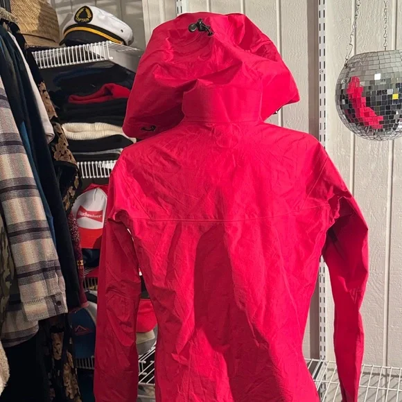 Arc’teryx Women’s Beta LT Jacket – GORE-TEX Pro - Picture 8 of 16